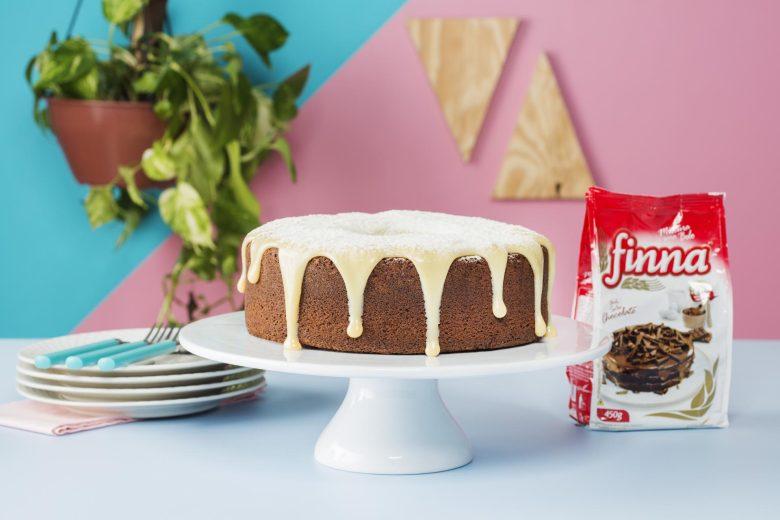 Bolo de chocolate com cobertura de leite em pó