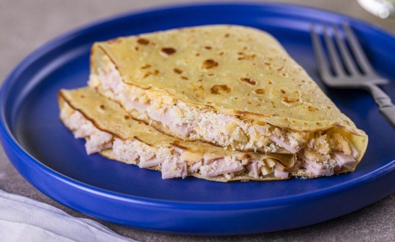 Crepe dois queijos e peito de peru
