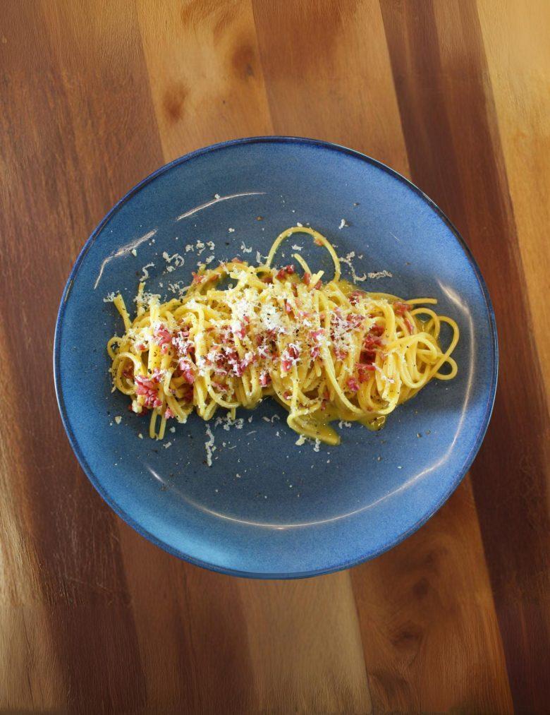 Spaghetti carbonara de pequi com linguiça pantaneira