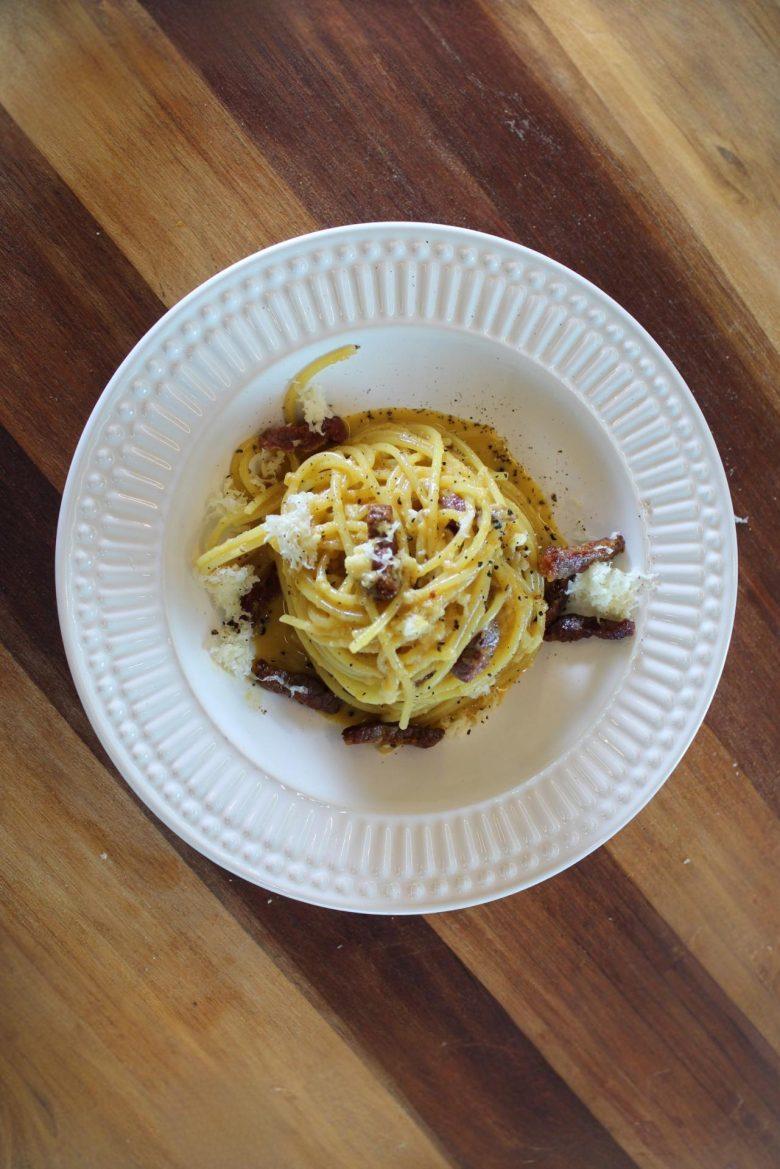 Spaghetti carbonara grano duro alla nordestina com queijo coalho e carne de sol