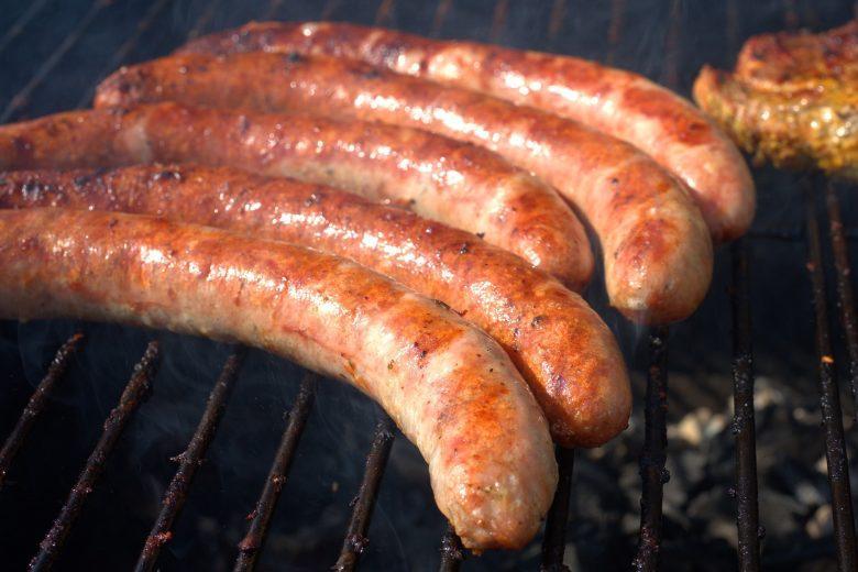 Linguiça apimentada com farofa assada