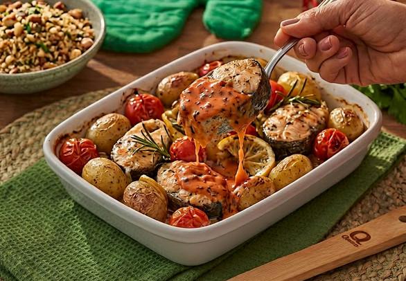 Peixe assado com batata e molho cremoso de tomate