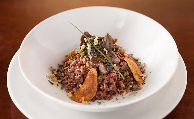 Risoto de arroz vermelho, shiitake, pera e gorgonzola