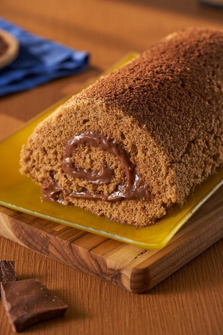 Rocambole de café com recheio cremoso de chocolate