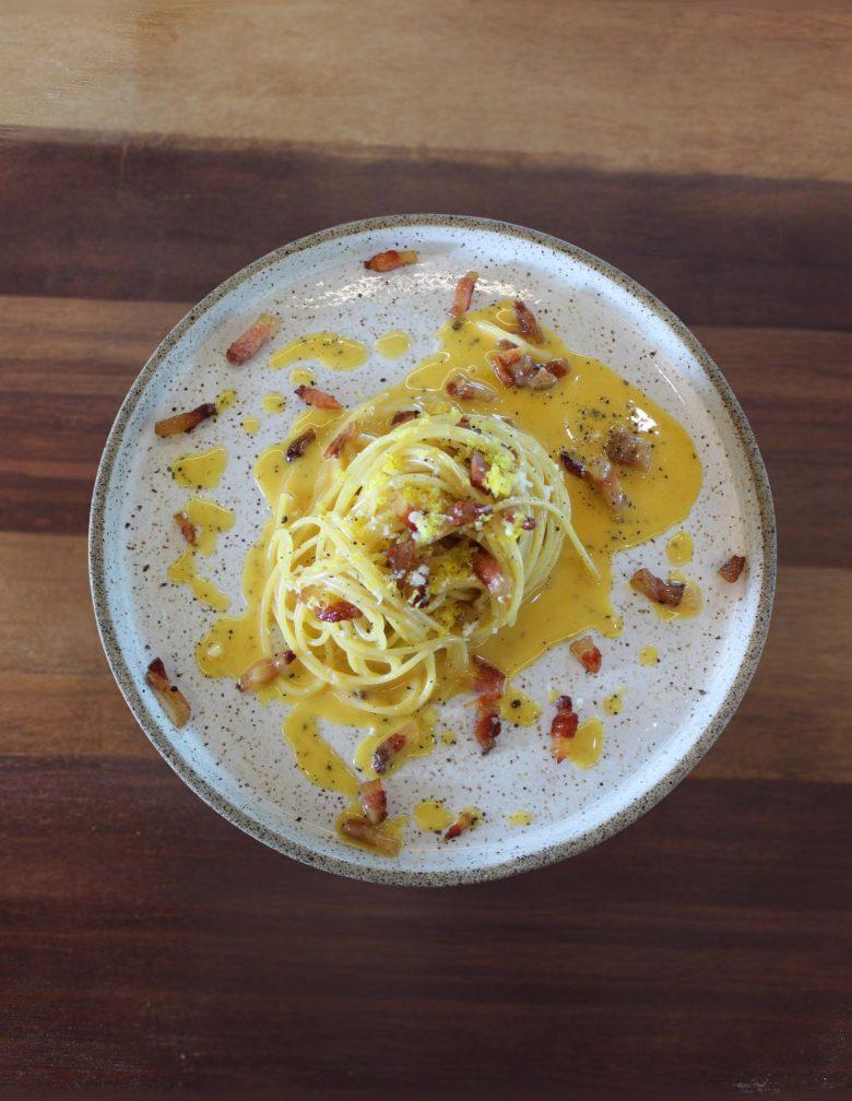 Spaghetti carbonara alla sudestina com canastra