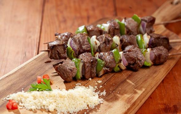 Espetinho de carne, cebola e pimentão
