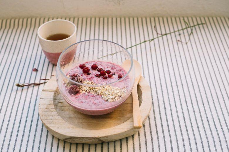 Overnight de aveia com frutas vermelhas e crocante de chia e linhaça