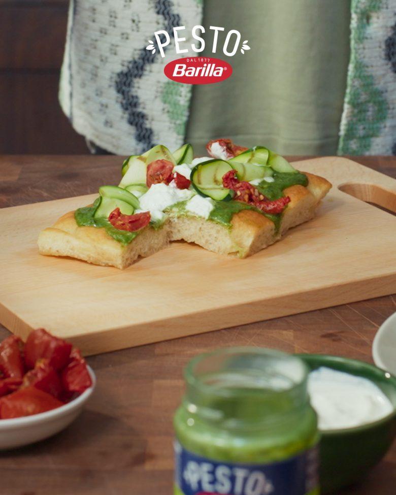 Focaccia com pesto pistacchio, stracciatella, tomate seco e abobrinha grelhada