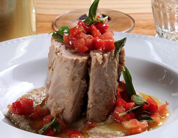 Atum, creme de berinjela assada e manjericão