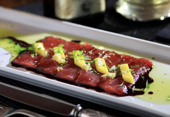 Carpaccio de atum fresco com manga