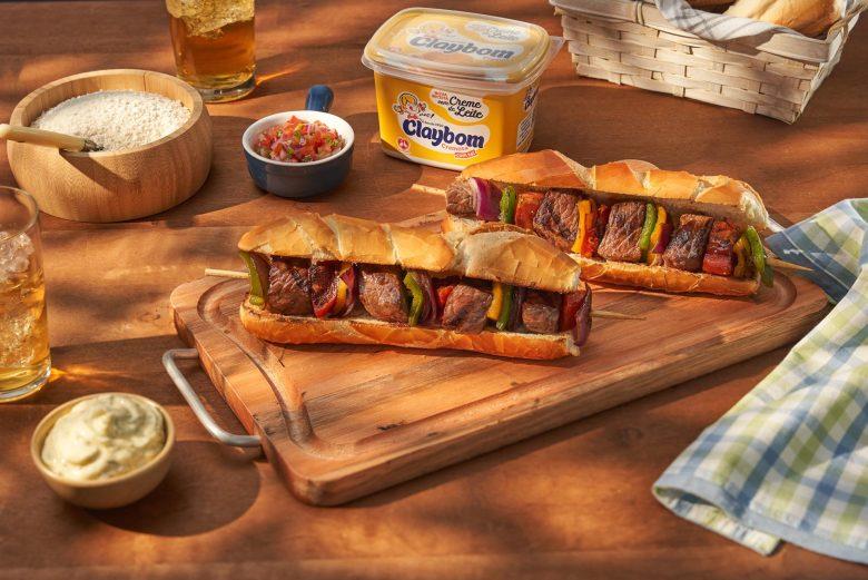 Churrasquinho no pão com espetinho de carne e legumes