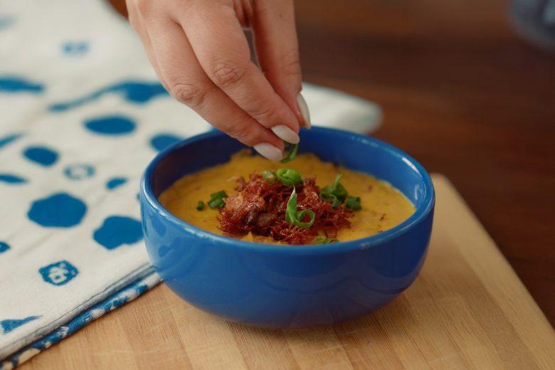 Sopa creme de abóbora com carne seca