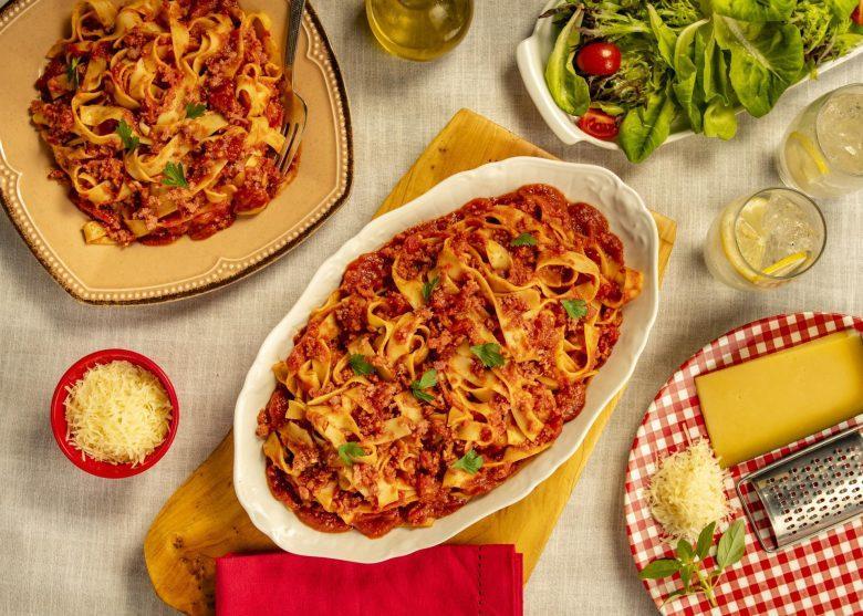 Fettuccine com ragu de linguiça calabresa