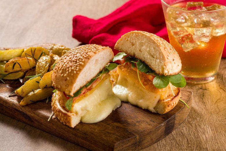 Hambúrguer de queijo camembert