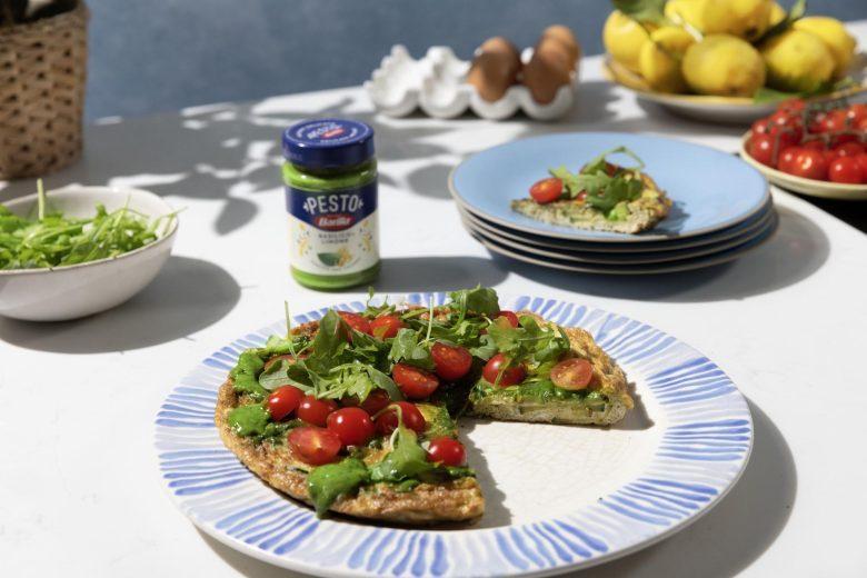 Frittata com pesto limone, tomate-cereja e rúcula