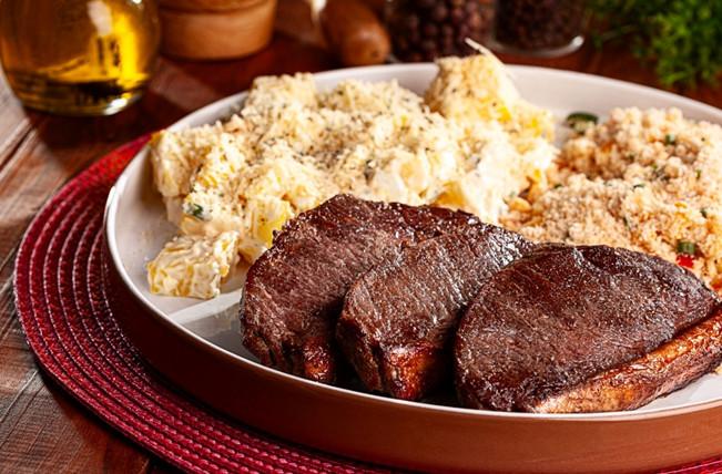 Picanha na manteiga com farofa