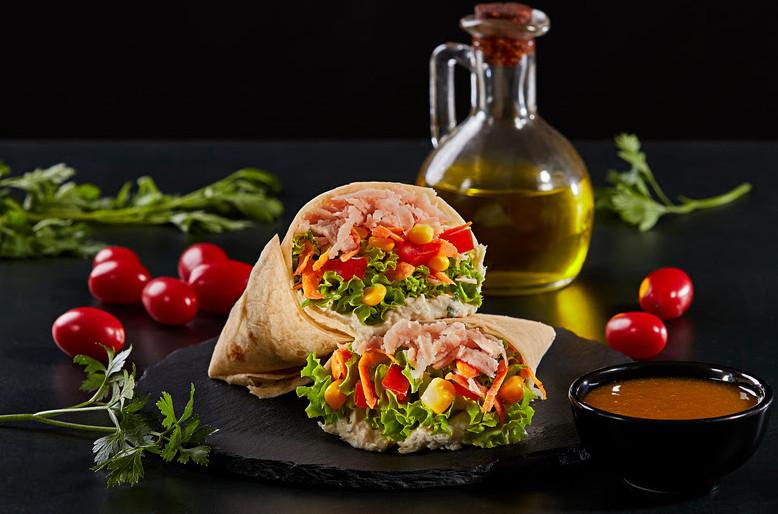 Wrap de rosbife com folhas frescas e molho de mostarda e mel