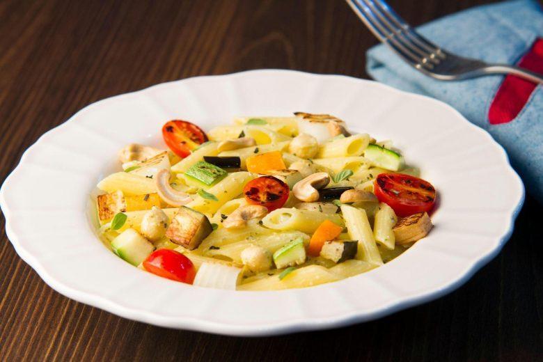 Salada de penne com legumes grelhados, pesto genovese e castanha de caju