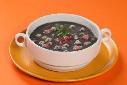 Caldo de feijão preto com macarrão