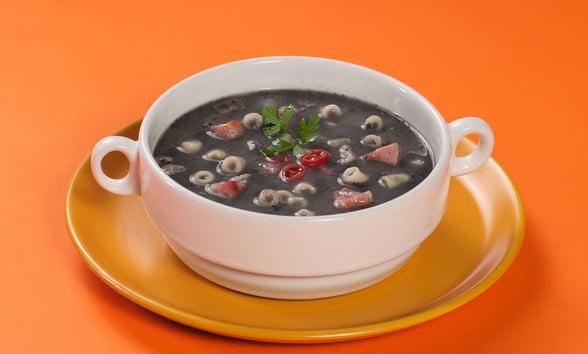 Caldo de feijão preto com macarrão