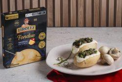 As batatas rústicas recheadas com fondue emmental intense Tirolez com cogumelos na manteiga são a combinação perfeita de texturas: a casca crocante da batata rústica contrasta com o recheio aveludado do fondue pronto aquecido e o sabor marcante dos cogumelos salteados.