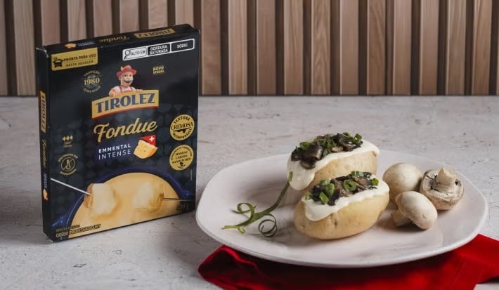 As batatas rústicas recheadas com fondue emmental intense Tirolez com cogumelos na manteiga são a combinação perfeita de texturas: a casca crocante da batata rústica contrasta com o recheio aveludado do fondue pronto aquecido e o sabor marcante dos cogumelos salteados.