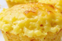 Bolinho de cuscuz com queijo