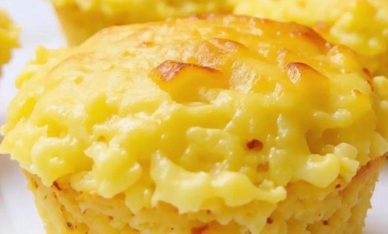 Bolinho de cuscuz com queijo