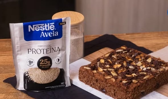 Bolo proteico molhadinho de banana, chocolate e amêndoas