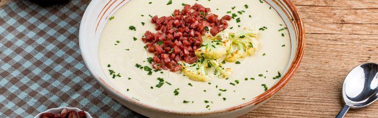 Caldo de couve-flor com crocante de linguiça