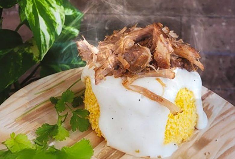 Cuscuz de flocão com molho de queijo e pernil desfiado