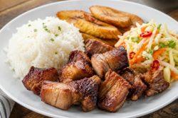 Griot haitiano e pikliz