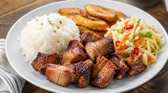 Griot haitiano e pikliz
