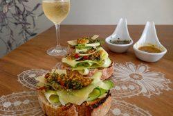 Carpaccio de abobrinha com mostarda e molho chimichurri