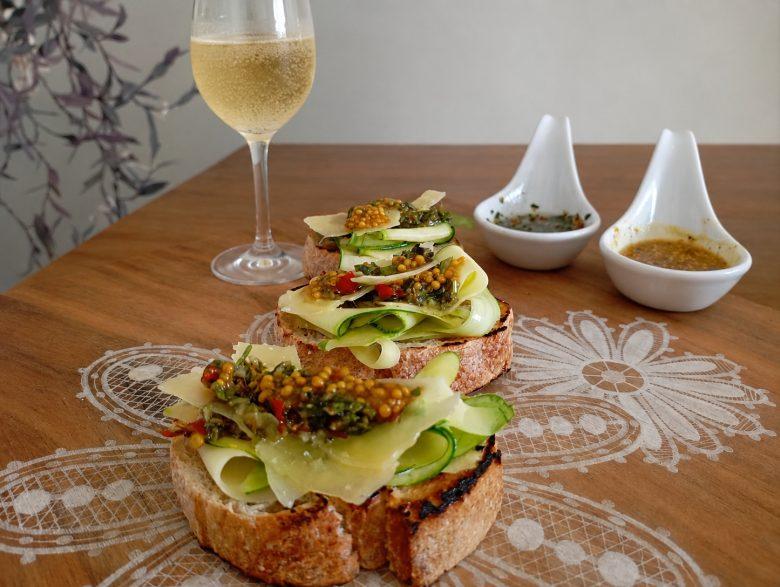 Carpaccio de abobrinha com mostarda e molho chimichurri