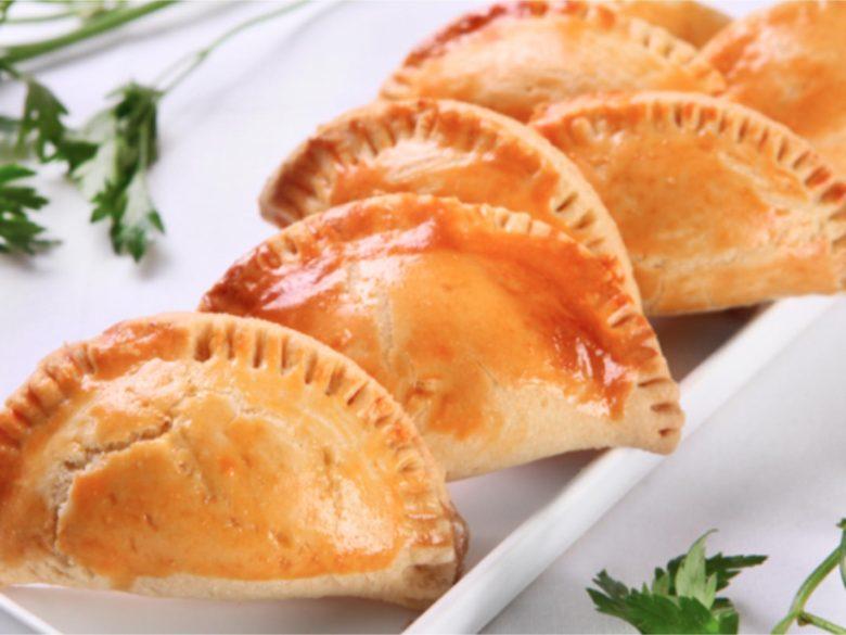 Pastel assado com recheio de frango com milho