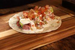 Taco de linguiça com chimichurri