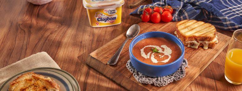 Sopa de tomate assado com queijo quente