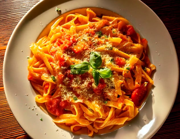 Talharim com camarão ao molho de tomate