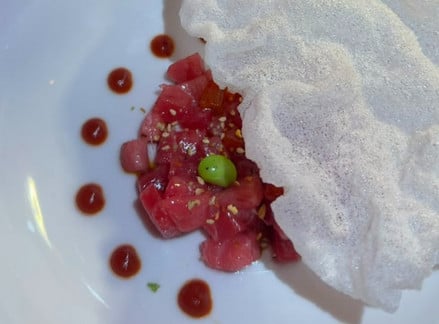 Tartare de atum com caqui, edamame e ketchup