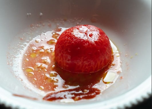 Tomate recheado com queijo de búfala e ketchup