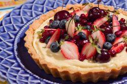 Torta de baunilha e frutas vermelhas