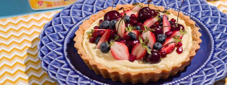 Torta de baunilha e frutas vermelhas