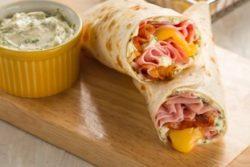 Wrap quente de presunto, queijo prato e bacon, maionese verde e maple syrup