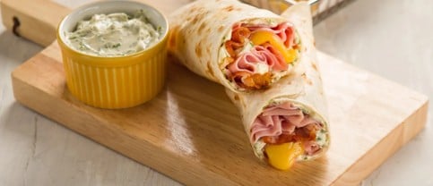 Wrap quente de presunto, queijo prato e bacon, maionese verde e maple syrup