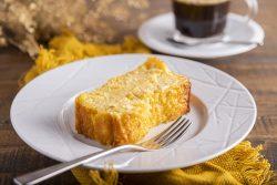Bolo de milho com coco e queijo minas