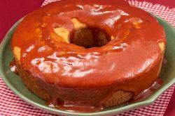 Bolo especial de milho com calda de goiabada