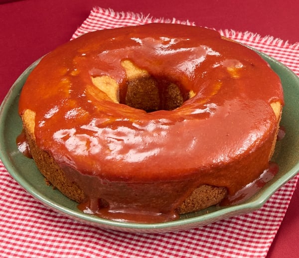 Bolo especial de milho com calda de goiabada