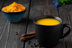 Chocolate quente com açafrão-da-terra