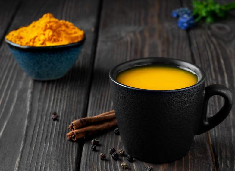 Chocolate quente com açafrão-da-terra